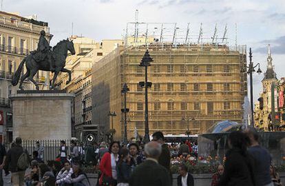 Aspecto del número 1 de la Puerta del Sol cubierto por lonas el pasado día 18, cuando se desmontó el anuncio de Tío Pepe.