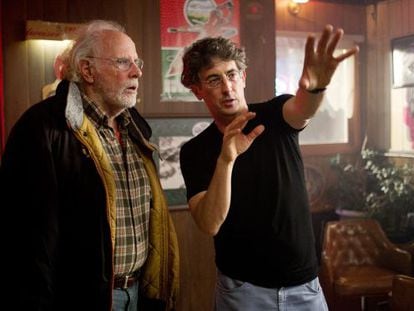 Alexander Payne (derecha) da instrucciones al actor Bruce Dern durante el rodaje de &#039;Nebraska&#039;.