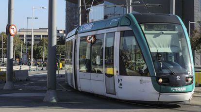 Imagen de un tranv&iacute;a de Barcelona en la plaza de Les Gl&ograve;ries.