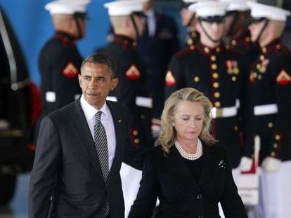 El presidente Obama acompa&ntilde;a a la secretaria de Estado, Hillary Clinton, al t&eacute;rmino de la ceremonia.