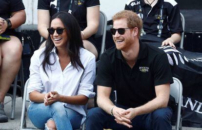 Meghan Markle, con camisa de Misha Nonoo, y el príncipe Enrique, en su primera aparición púbilca como pareja en los Juegos Invictus el pasado septiembre.