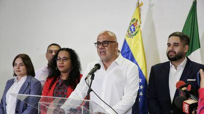 Photograph provided by MinCI showing Jorge Rodríguez (c), together with members of the Venezuelan official delegation, while offering statements to journalists today, upon arrival in Mexico City (Mexico).