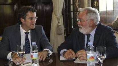 Arias Ca&ntilde;ete conversa N&uacute;&ntilde;ez Feij&oacute;o durante el encuentro que mantuvieron hoy.