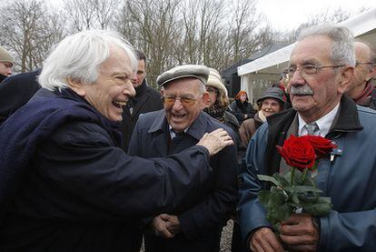 Jorge Semprún saluda a Virgilio Peña y Vicente García hoy en el ex campo de concentración de Buchenwald. "El deportado 44904, el pecho con el triángulo rojo estampado en negro con la letra 'S' de 'Spanier', español, ése era yo", escribre Semprún