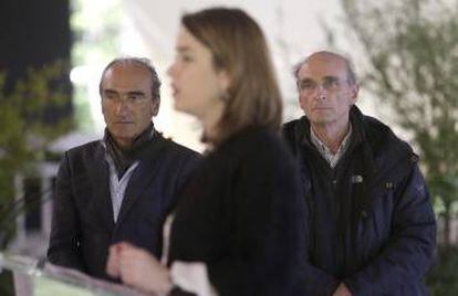 Luis e Ignacio Chillida y la directora Mireia Massagué, este martes en Chillida Leku.