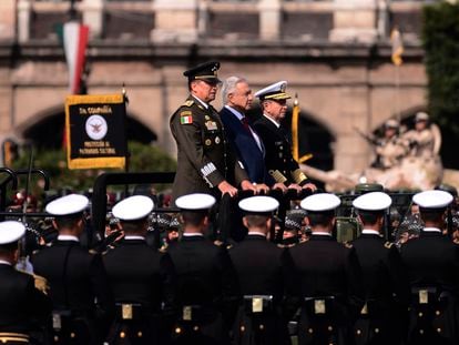 El presidente de México, Andrés Manuel López Obrador, con el secretario de la Defensa Nacional, Luis Cresencio Nacional, y el titular de la Marina, Rafael Ojeda, en el desfile militar del pasado 16 de septiembre.