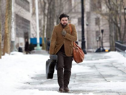 El actor Oscar Isaac llevando como puede el frío en 'A propósito de Llewyn Davis' (2013).