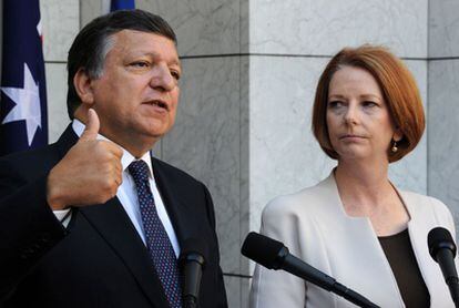 El presidente de la Comisión, José Manuel Durão Barroso, junto a la primera ministra australiana, Julia Gillard, en una rueda de prensa durante su visita oficial al país.