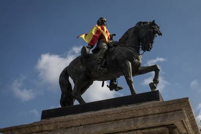Una bandera espa&ntilde;ola en una estatua a la entrada del Parlament de Catalu&ntilde;a.
