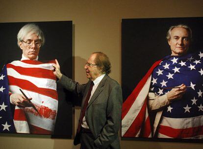 Alberto Schommer, ayer, en el Museo de Bellas Artes entre los retratos de Andy Warhol y Roy Lichtenstein.