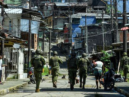 Miembros de la Armada Nacional de Colombia patrullan una calle en Buenaventura.