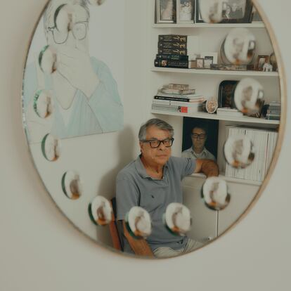 Bob Colacello, autor del libro 'Holy Terror', en su apartamento del Upper East Side de Nueva York.