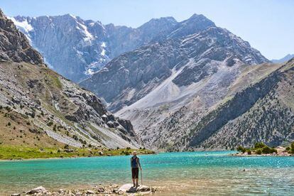 Un senderista junto al lago Kulikalon, en las montañas Fann, en Tayikistán.