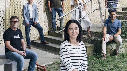 Elena Arzak, en el centro, junto a Andoni Aduriz (detrás, a la izquierda), Francis Paniego (a la derecha) y, al fondo, de izquierda a derecha, Joxe Mari Aizega, Javier Goya, Lucía Freitas y Javier Mayor, en el Basque Culinary Center.