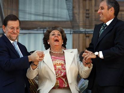 Rita Barberá, con Mariano Rajoy y Francisco Camps, en el balcón del Ayuntamiento de Valencia durante las Fallas de 2009.