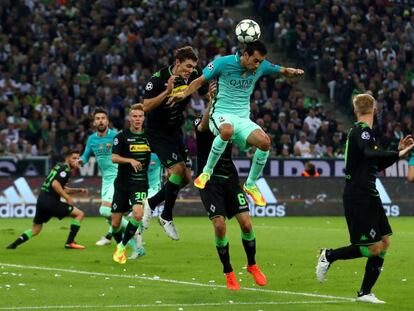 Busquets toca un bal&oacute;n en una jugada del Bar&ccedil;a contra el Borussia.