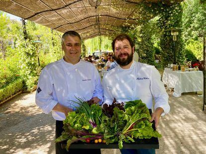 Ricardo Álvarez y Roberto Cabrera, en el comedor de La Huerta de Carabaña.