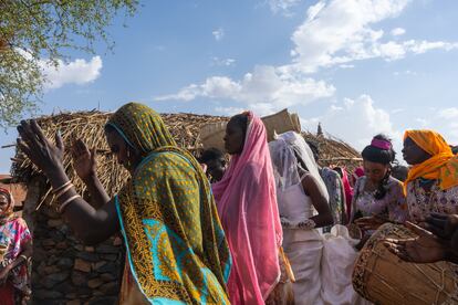 La zona de Barentu ha sido un campo de muchas batallas, y alrededor de 4.000 kunama se vieron obligados a abandonar sus aldeas y establecerse en campamentos de refugiados en Etiopía, en la frontera con Eritrea. En la imagen, unas mujeres kunama bailan durante la boda. Los bailes duran toda la jornada, hasta que los invitados regresan a la casa. Las celebraciones son aún hoy muy sentidas e intensas, y reúnen a muchas personas de más pueblos.