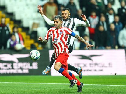 Ángel Correa trata de controlar el balón en el amistoso que el Atlético disputó el pasado miércoles ante el Besiktas en beneficio de las víctimas del terremoto de Estambul.