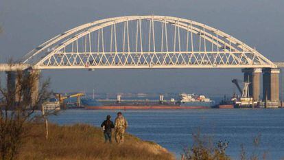 Un carguero ruso bloquea este domingo el paso de barcos en el estrecho de Kerch, debajo del puente que conecta Rusia con Crimea. 