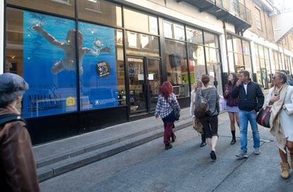 La portada de 'Nevermind', a tamaño gigante, en la puerta de la londinense Loading Bay Gallery, donde en septiembre de 2011 se dedicó una exposición a Nirvana.