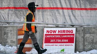 Un trabajador pasa por delante de un cartel que ofrece empleo en Portland, Maine (Estados Unidos).