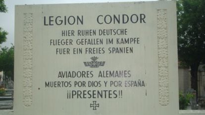 Placa en honor a la Legión Cóndor en el cementerio de La Almudena.