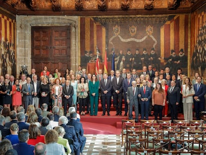 Foto de familia de los premiados y del Consell, hoy Nou d'Octubre, Día de la Comunitat Valenciana., en el Palau de la Generalitat.