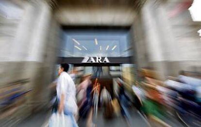 Gente paseando frente al Zara del Paseo de Gracia en Barcelona.