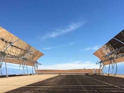 Detalle de colectores de la planta termosolar Xina Solar One, en Sudáfrica, construida por Abengoa. 