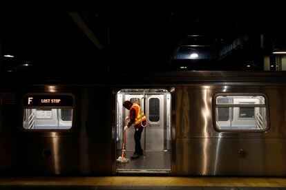 Trabajos de limpieza y desinfección en la estación de metro de Brooklyn en la ciudad de Nueva York (EE UU). 