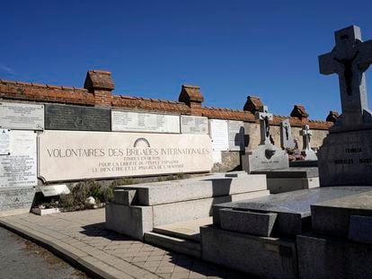 Placas en el cementerio de Fuencarral en recuerdo a los brigadistas internacionales que participaron en la Guerra Civil