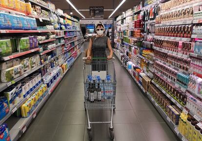 Imagen de la obra 'Audioguía para supermercados en tiempos de pandemia', de la compañía CaboSanRoque, que se estrenará en el festival Temporada Alta de Girona.