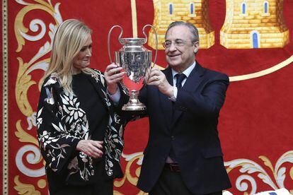 La presidenta de la Comunidad de Madrid, Cristina Cifuentes, y el presidente del Real Madrid, Florentino, con una réplica de la Copa de Europa durante la recepción ofrecida en la Casa de Correos a a plantilla del Real Madrid.