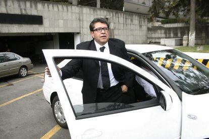 El diputado mexicano Ricardo Monreal llega a la Cámara de Diputados.