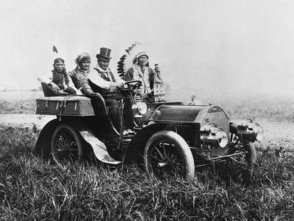 El líder apache Gerónimo conduce en 1904. Junto a él viajan otros tres hombres nativos. 