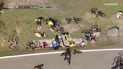 Captura de la señal de Eurosport del accidente múltiple en la cuarta etapa de la Itzulia. 