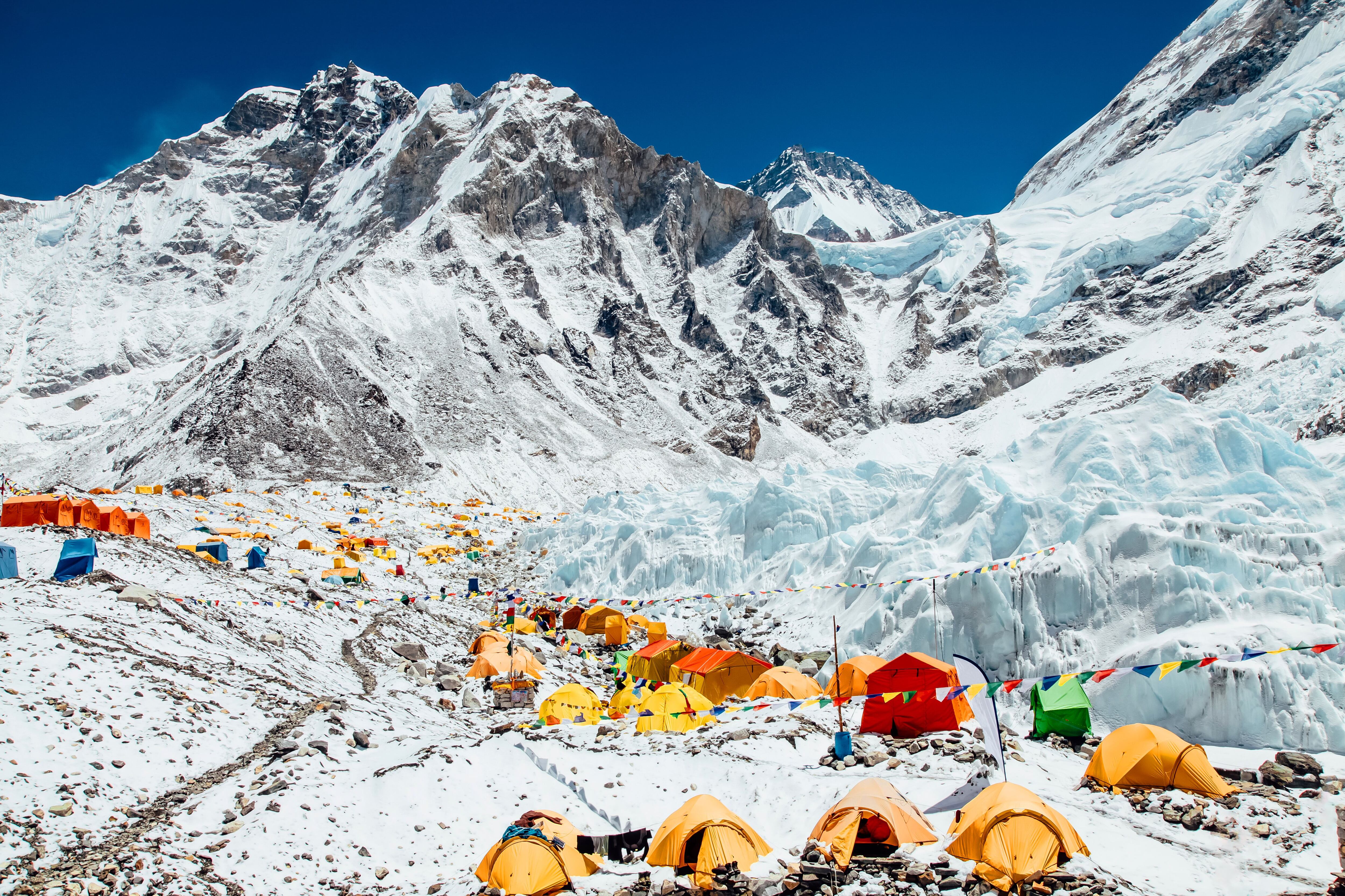 Tiendas de campaña en el campamento base del monte Everest, el glaciar y las montañas de Khumbu.