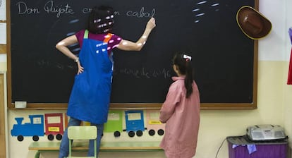 Una maestra y una alumna en el colegio.