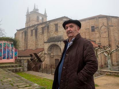Laureano Telleria, campanero de Segura durante 42 años, posa ante la iglesia de la localidad guipuzcoana.