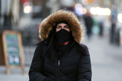 En Nueva York, las autoridades meteorológicas dijeron que habrá temperaturas entre 13 y 7 grados bajo cero hasta el sábado, algo "muy por debajo de lo normal". En la foto, una mujer abrigada contra las bajas temperaturas en Manhattan, Nueva York.