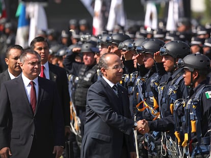 Felipe Calderón y Genaro García Luna, a la izquierda, durante un evento en Ciudad de México en 2011.