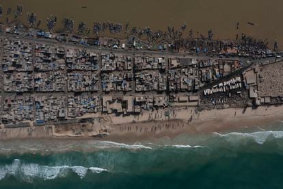 Casas entre el río Senegal y una playa afectada por la erosión en Saint Louis (Senegal), a vista de dron.