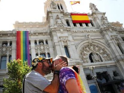 Almeida respeta la tradición que instauró Carmena con la enseña arcoiris, pero en un lateral de la fachada central, junto a una nueva rojigualda que Vox había pedido que instalasen