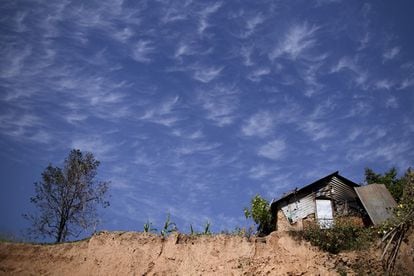 23 meses después del temblor de magnitud 7,8, muchos habitantes de las zonas rurales afectadas viven en casas fabricadas con chapas de zinc que les dieron diferentes ONG tras el terremoto. Aunque el Gobierno dio dinero para la reconstrucción de viviendas, la mayoría lo considera insuficiente.