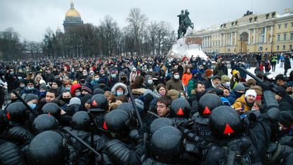 Antidisturbios rusos cargan contra ciudadanos que protestaban por el encarcelamiento de Navalni, en enero, en San Petersburgo.
