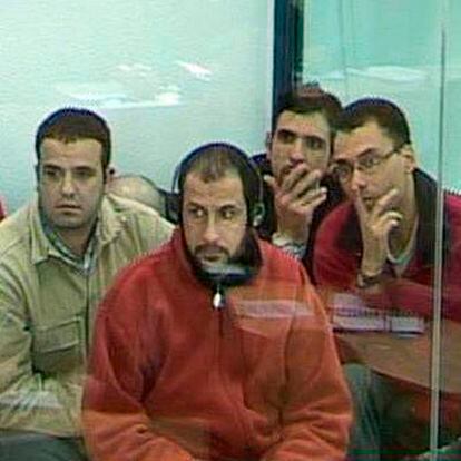 Rabei Osman, <i>Mohamed el Egipcio</i>, en el centro, con otros de los imputados, en la sala blindada.