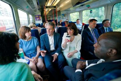 El líder del Partido Laborista, Keir Starmer, este martes en un tren en Buckinghamshire, junto a varios miembros de la dirección de la formación.