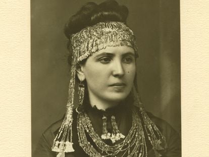 Sofía Schliemann con las joyas del 'tesoro de Príamo' en 1873.