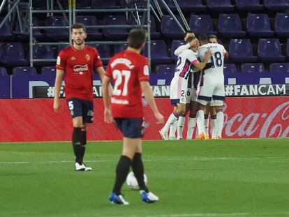 Los jugadores del Real Valladolid celebran el primer gol del equipo pucelano, de Weissman, este viernes ante Osasuna en Zorrilla.